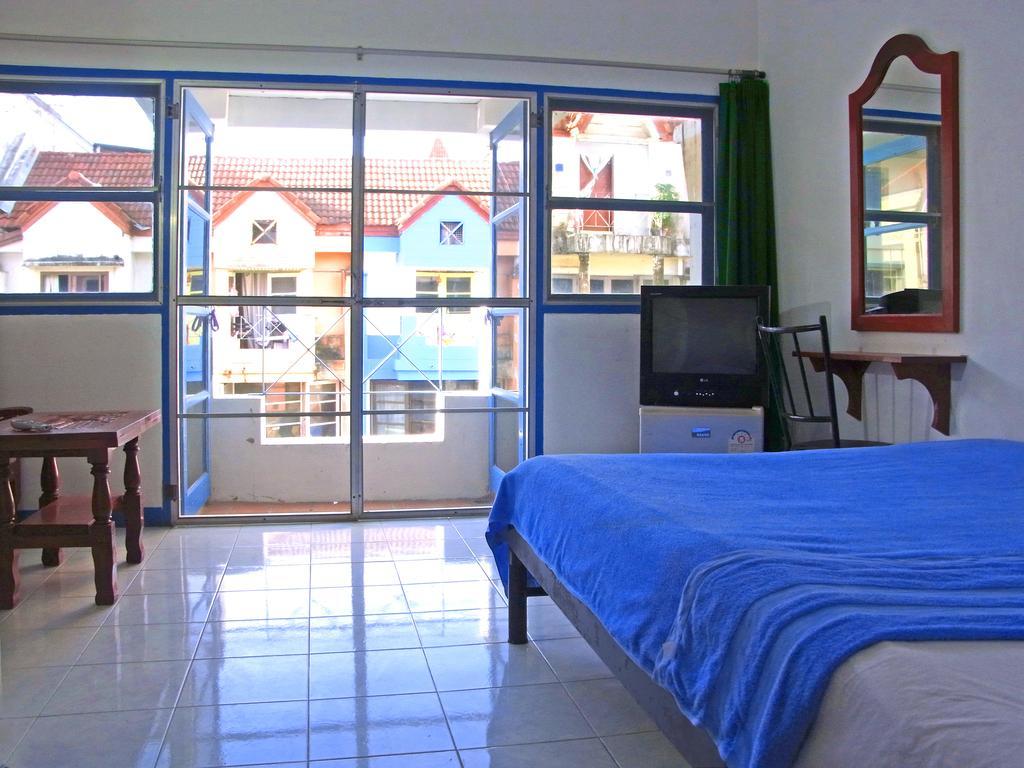 Niku Guesthouse Patong Esterno foto