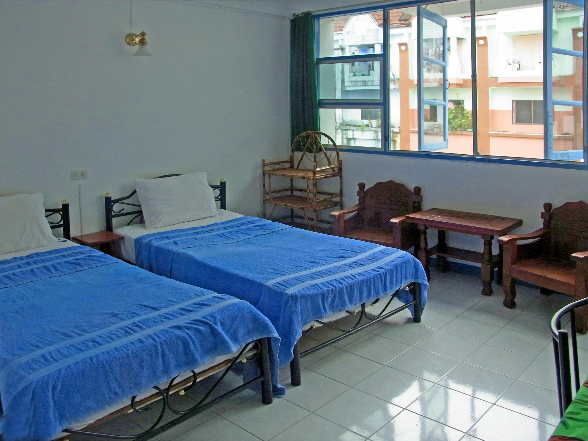 Niku Guesthouse Patong Esterno foto