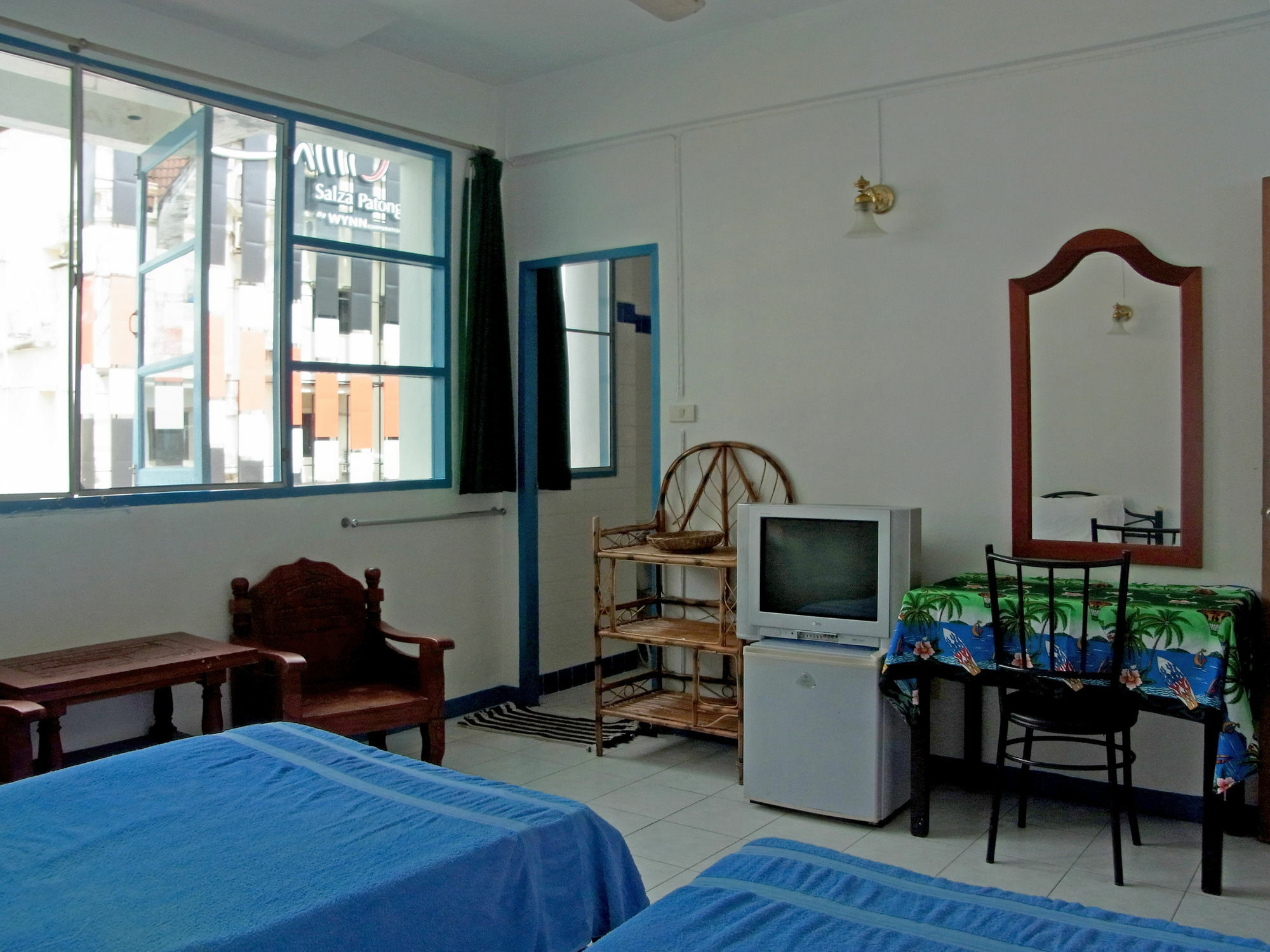 Niku Guesthouse Patong Esterno foto