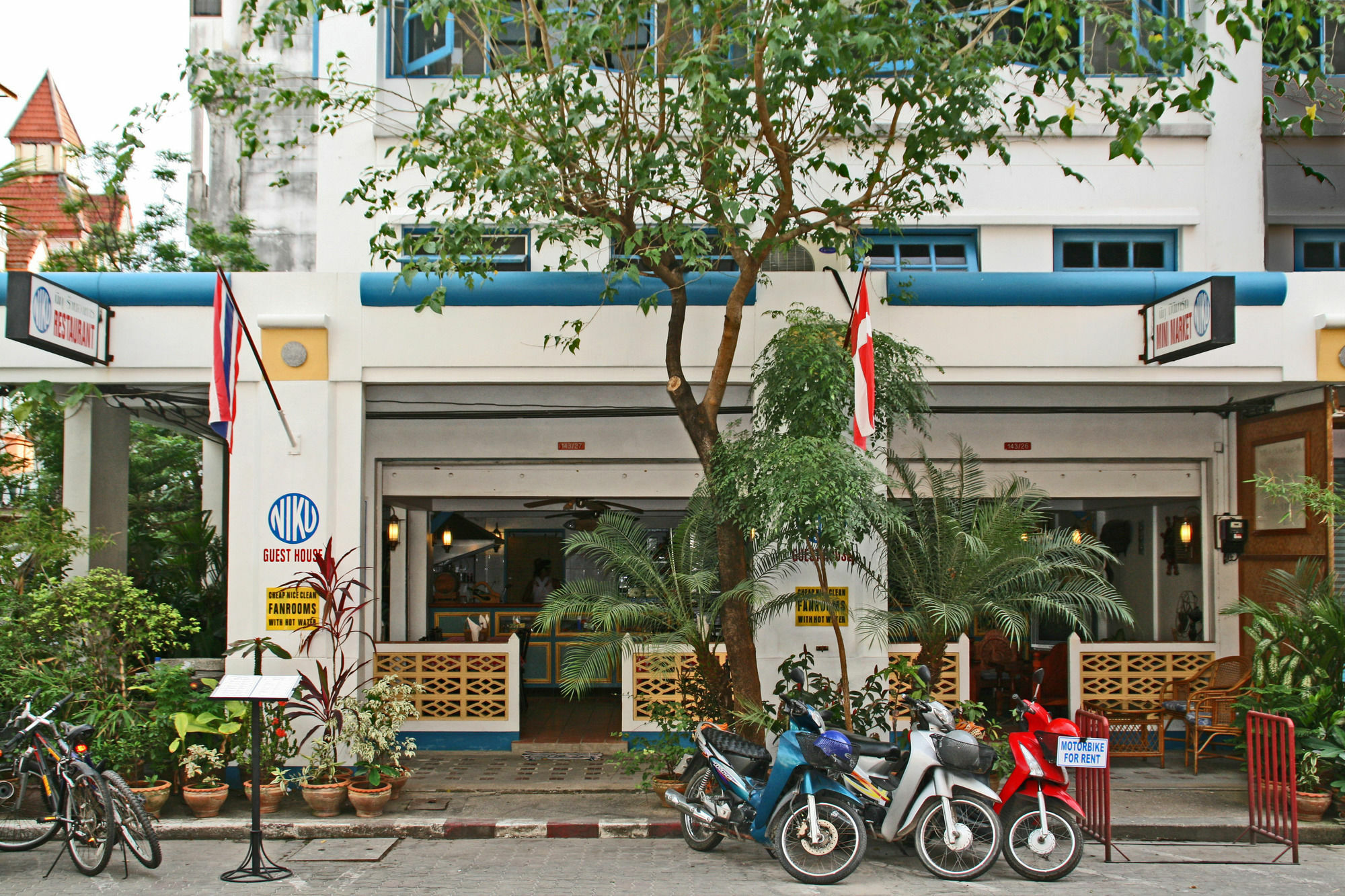 Niku Guesthouse Patong Esterno foto