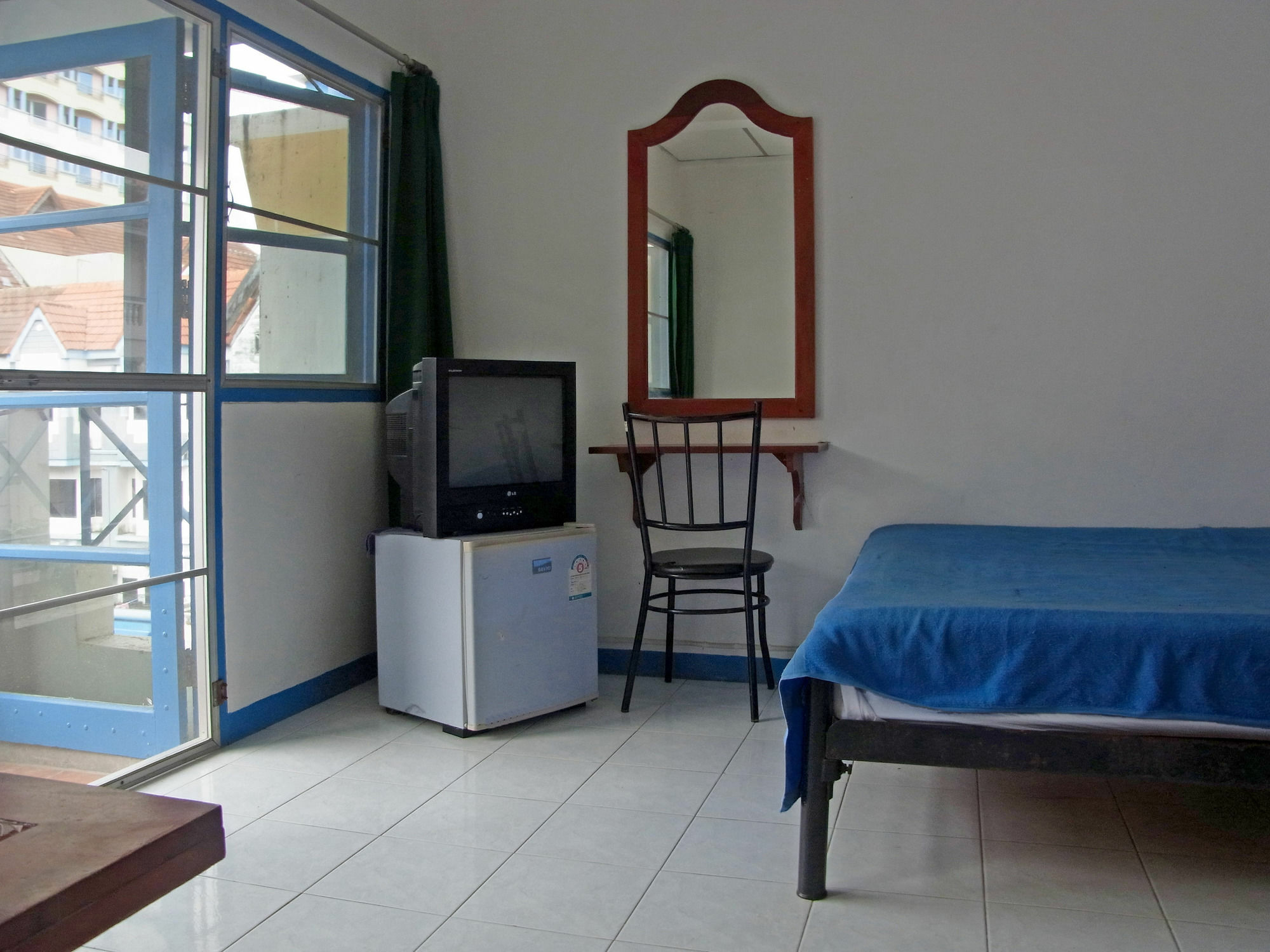 Niku Guesthouse Patong Esterno foto