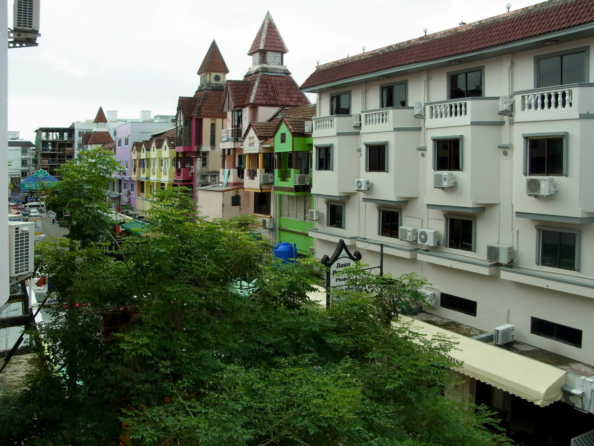 Niku Guesthouse Patong Esterno foto