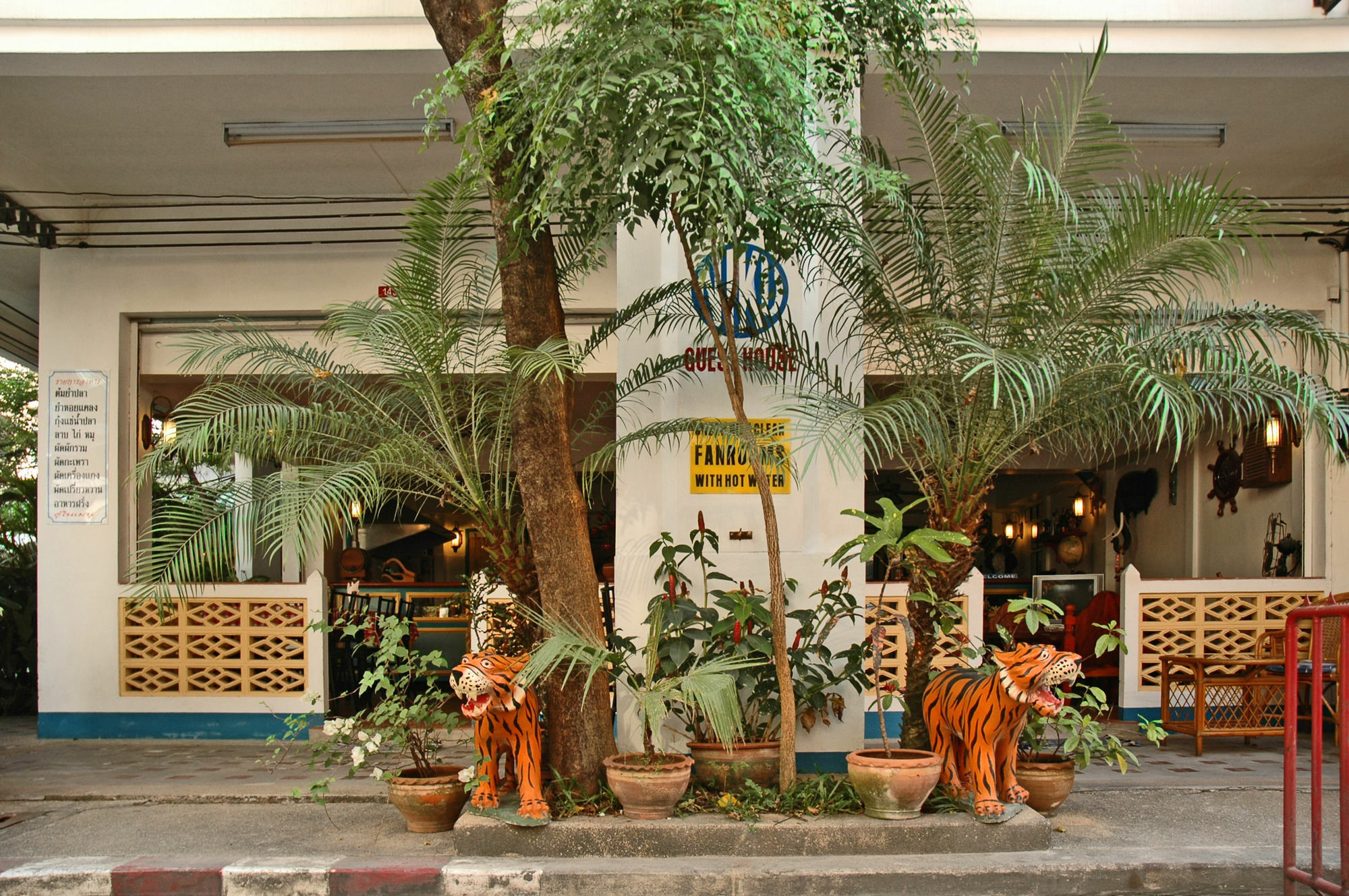 Niku Guesthouse Patong Esterno foto