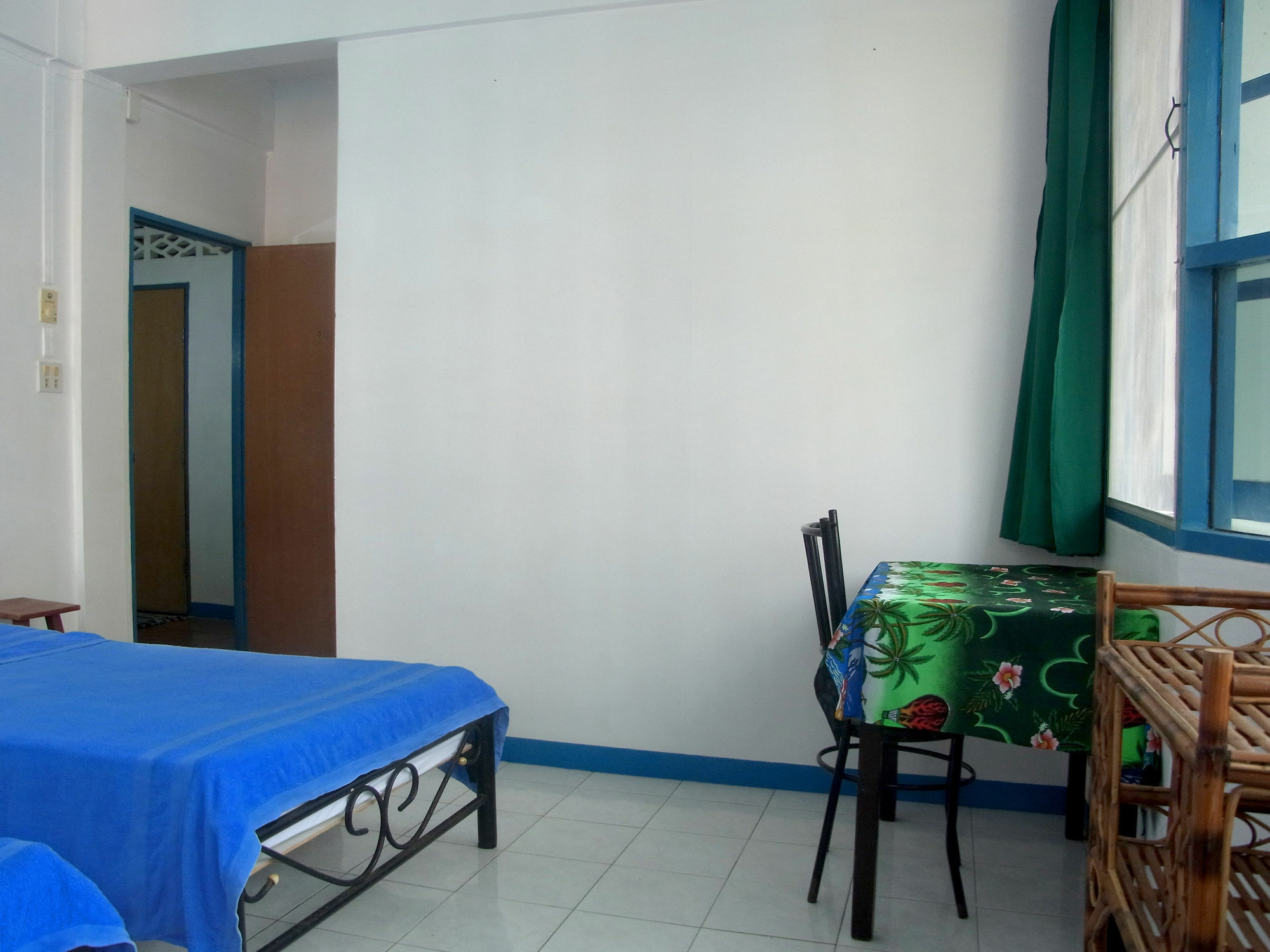Niku Guesthouse Patong Esterno foto