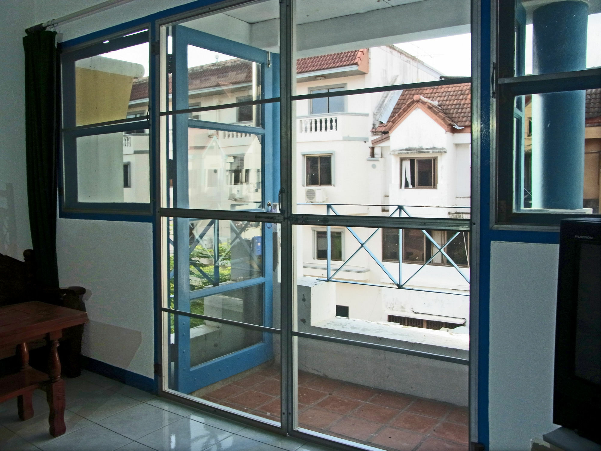 Niku Guesthouse Patong Esterno foto