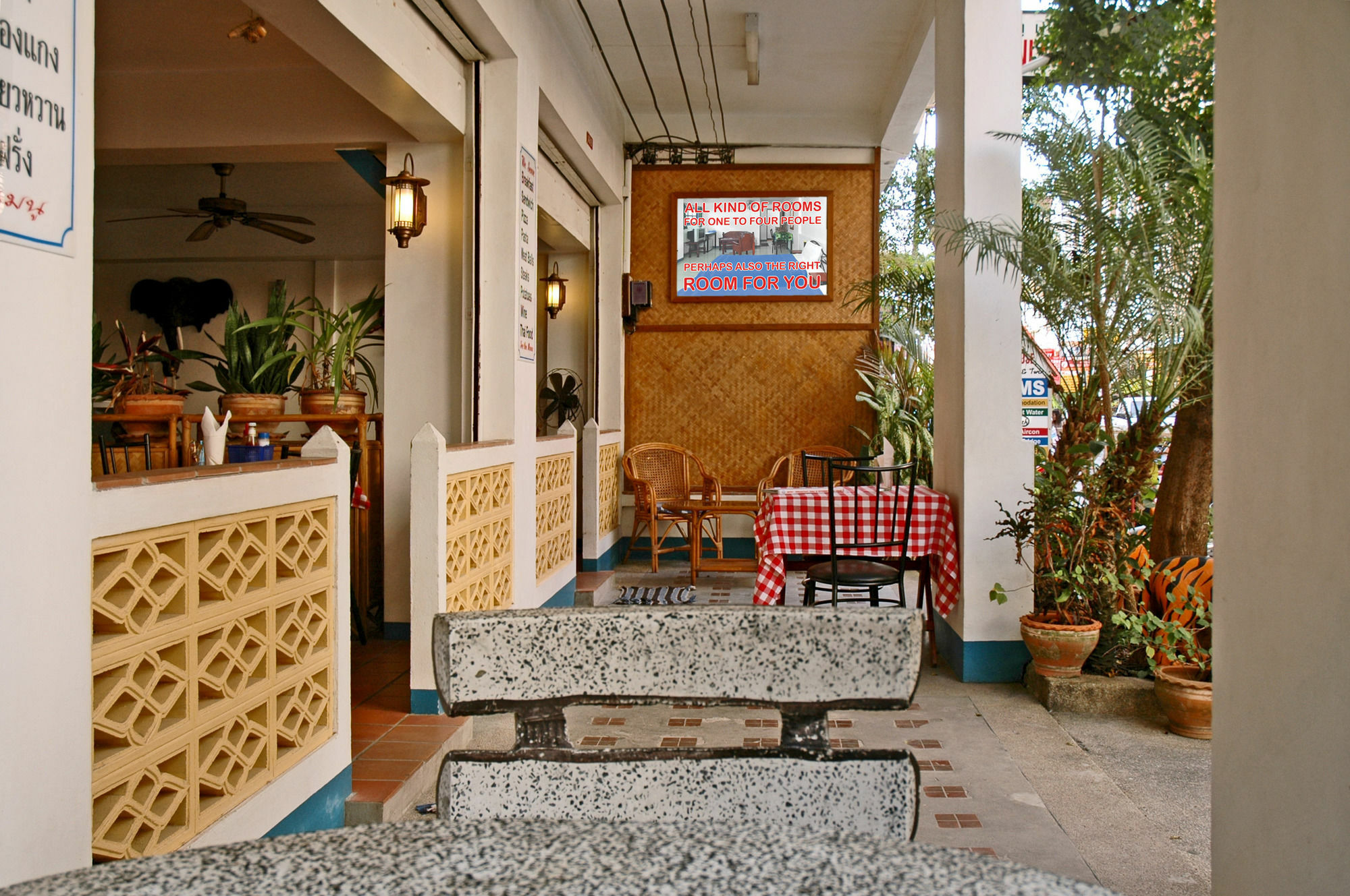 Niku Guesthouse Patong Esterno foto