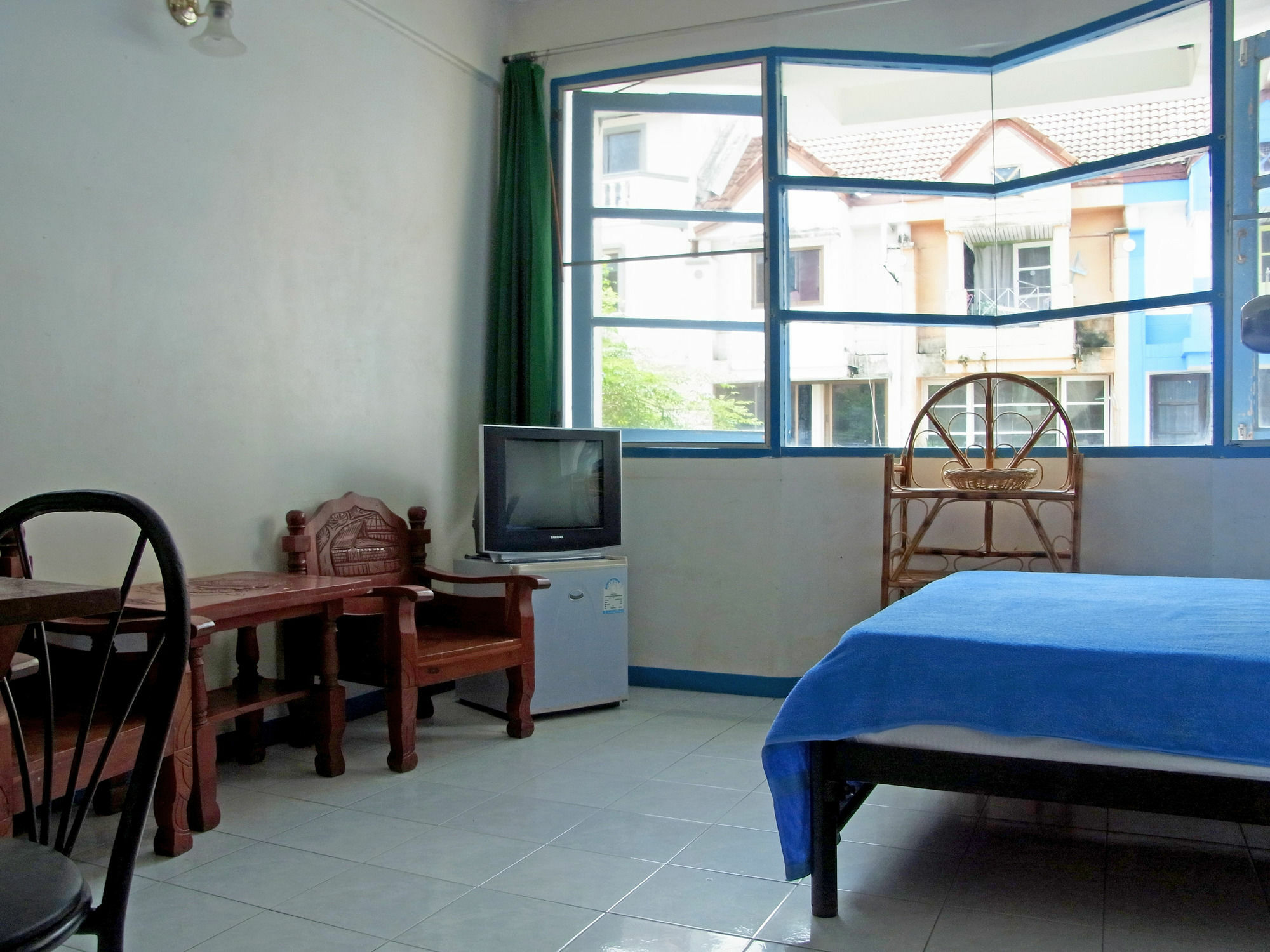 Niku Guesthouse Patong Esterno foto