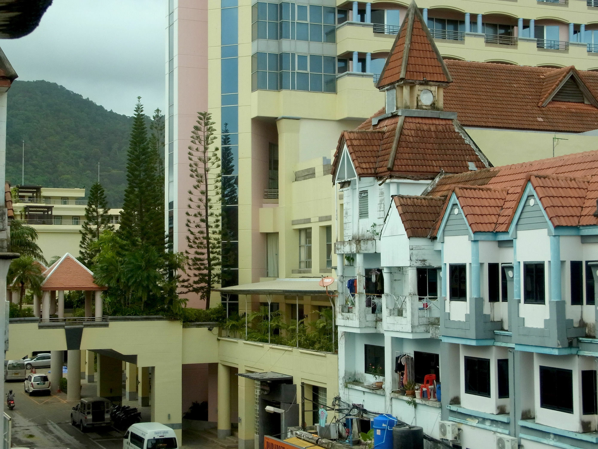 Niku Guesthouse Patong Esterno foto