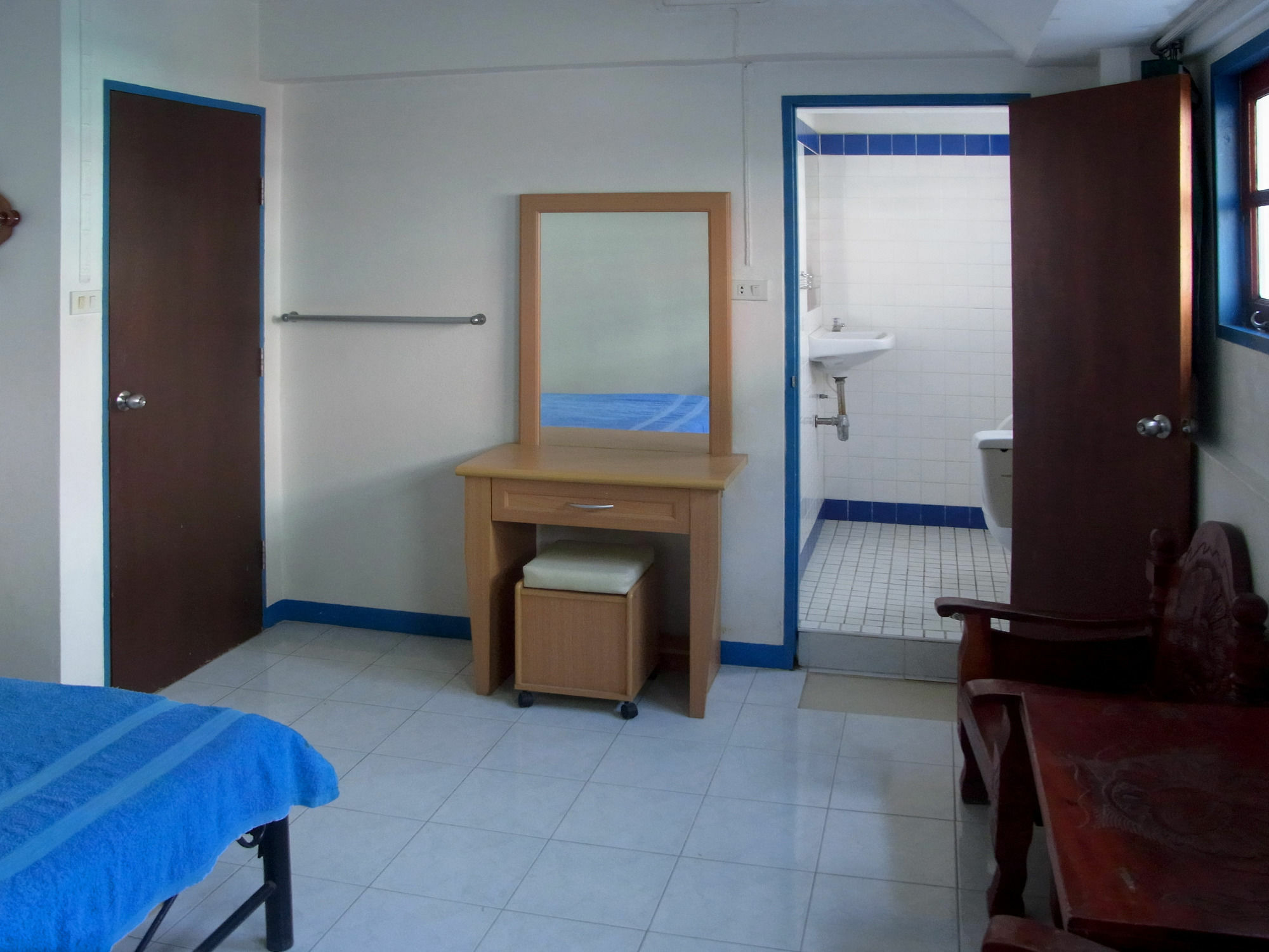 Niku Guesthouse Patong Esterno foto
