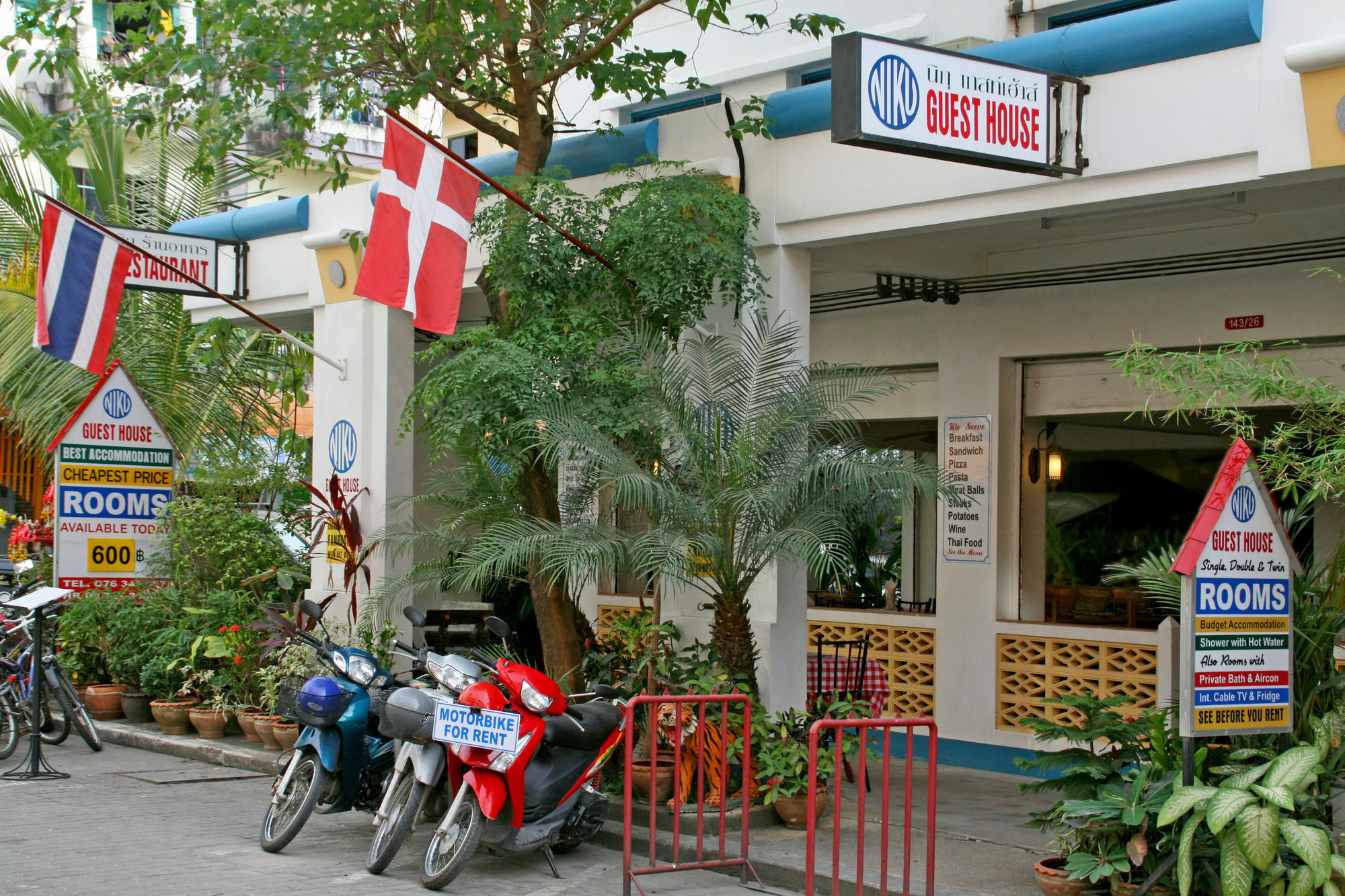 Niku Guesthouse Patong Esterno foto