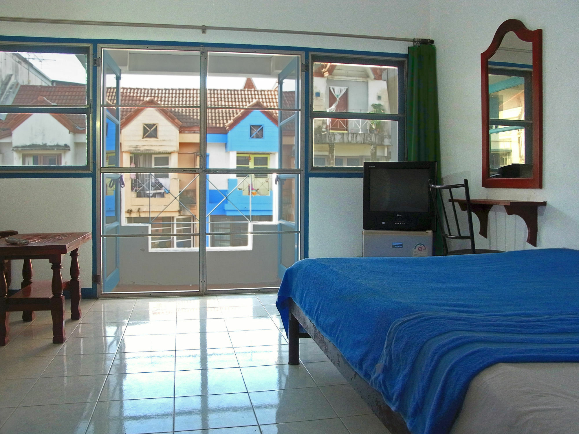Niku Guesthouse Patong Esterno foto