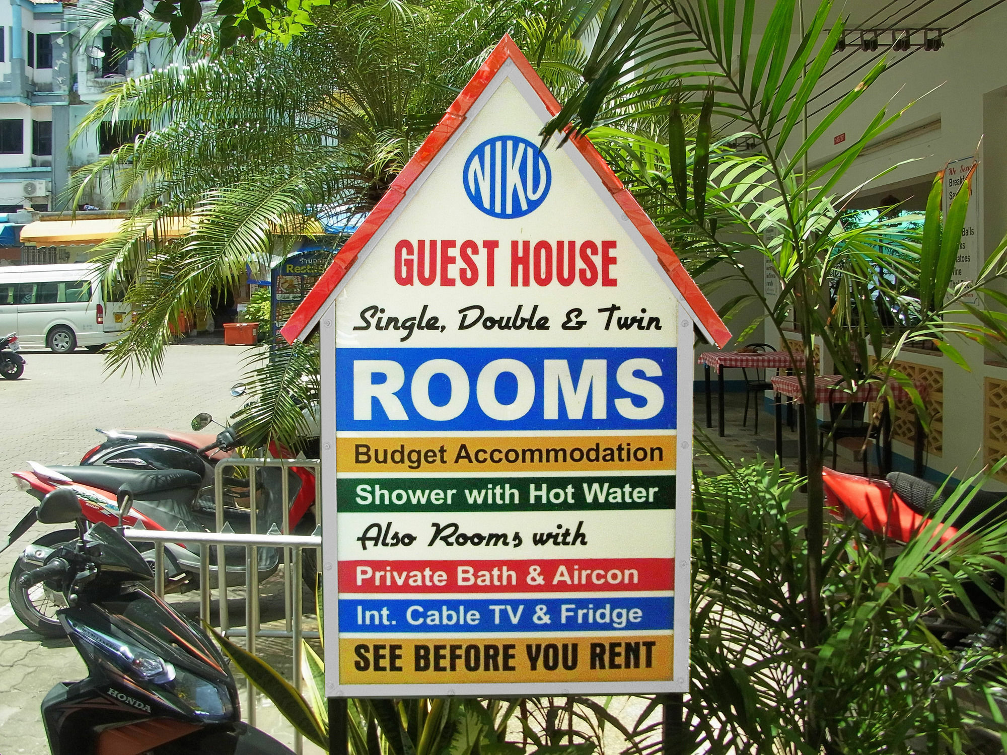 Niku Guesthouse Patong Esterno foto