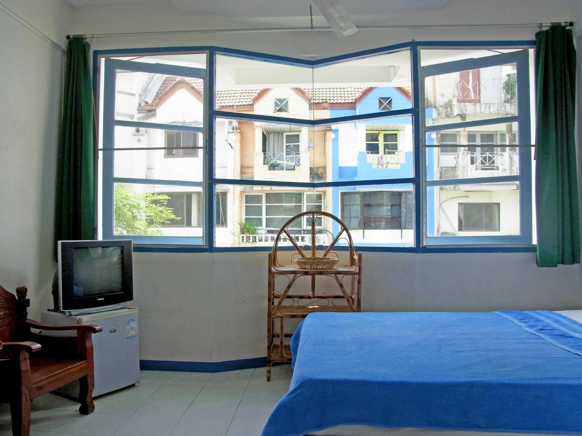 Niku Guesthouse Patong Esterno foto