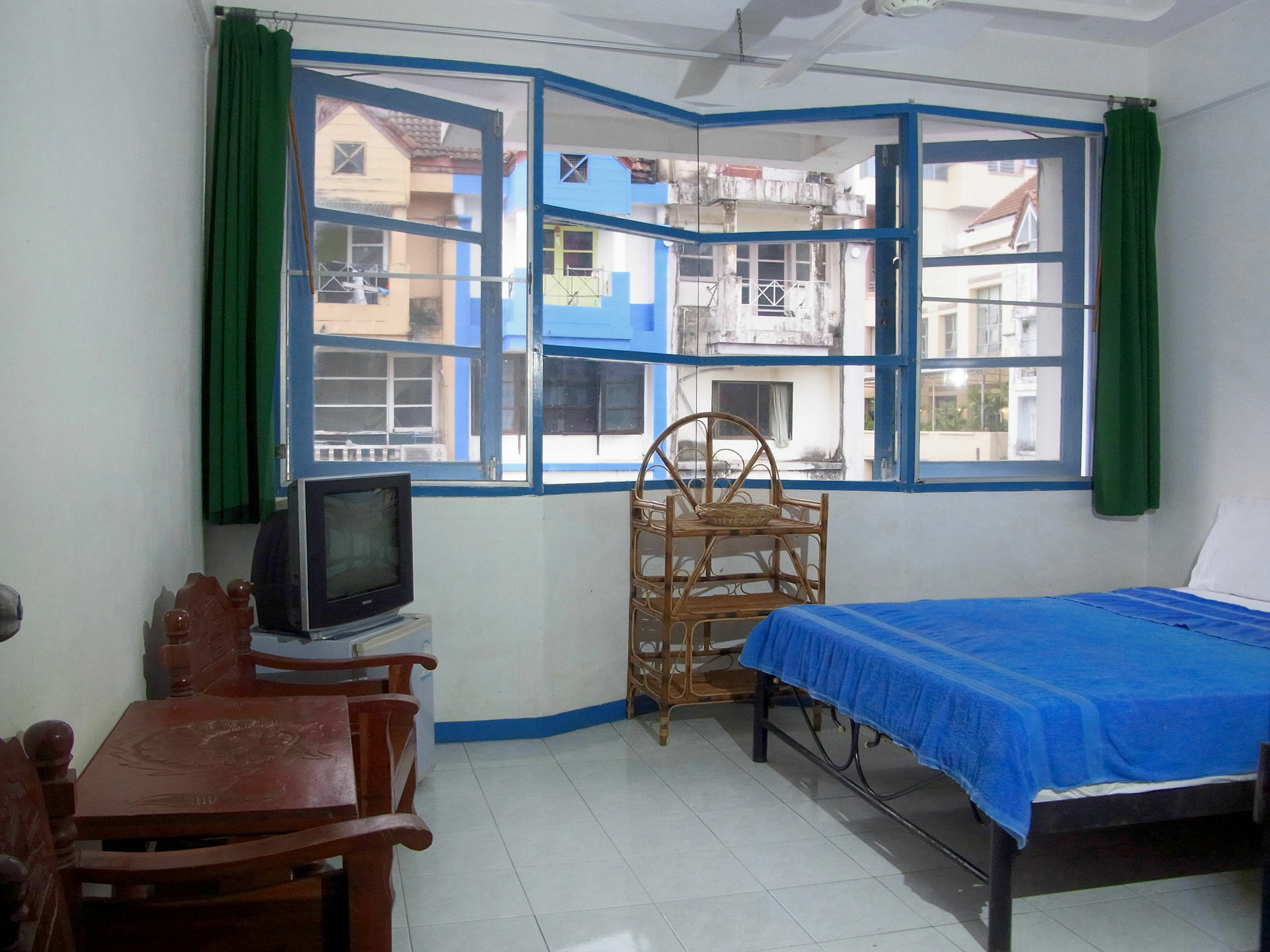 Niku Guesthouse Patong Esterno foto